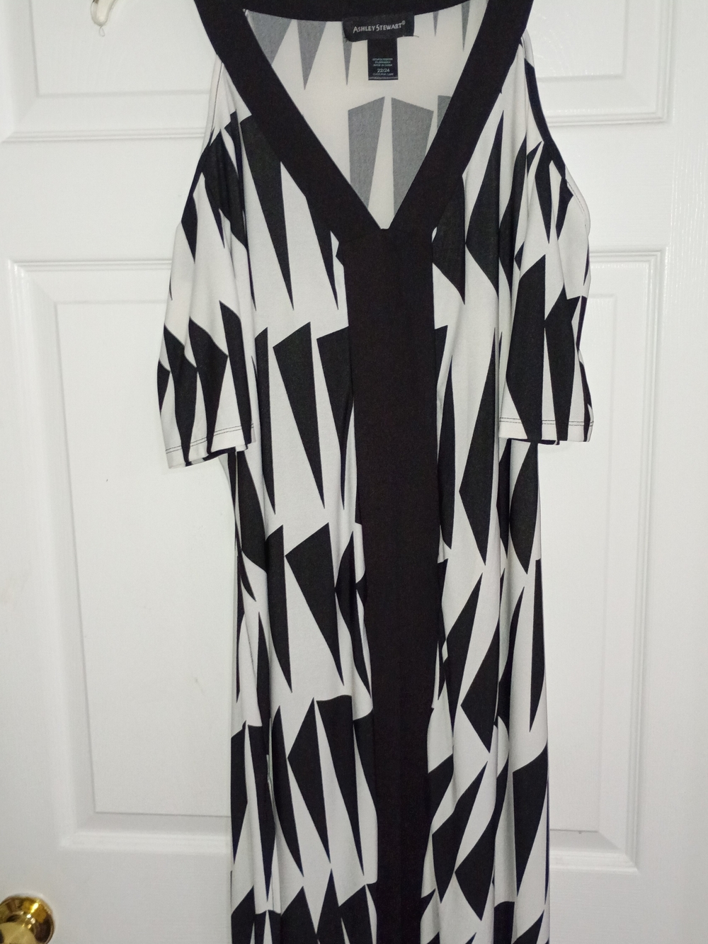 Ashley Stewart Black and White V-Neck Women’s T-length Cold Shoulder Top